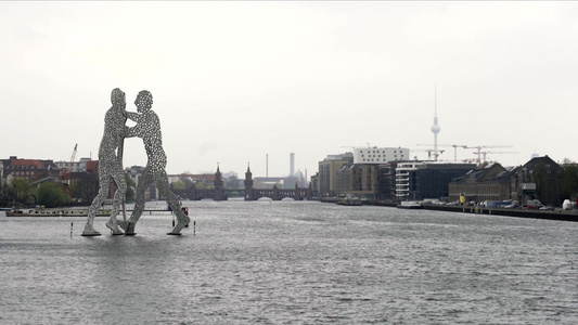 在波林的阴云多云的一天斯普里河边的分子人雕像视频