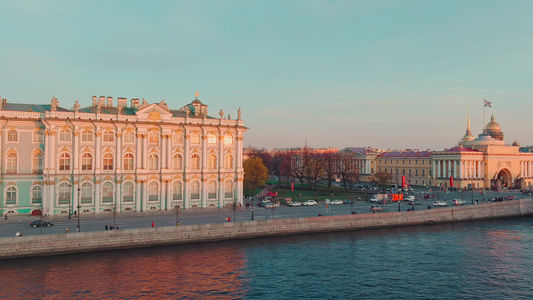 在日落时从空中俯瞰圣彼得堡市中心令人难以置信的美丽视频