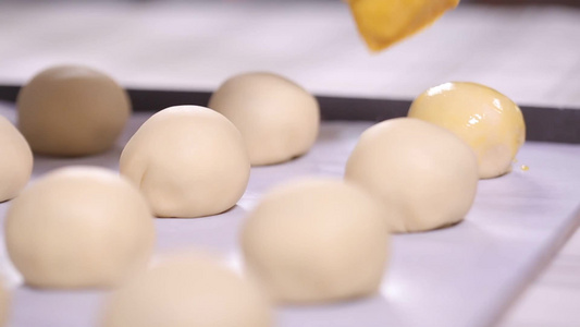 蛋黄酥刷蛋黄放入烤箱视频