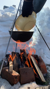 旅游锅在冬季的营火上挂着在冬季用大自然的火做饭4k视频