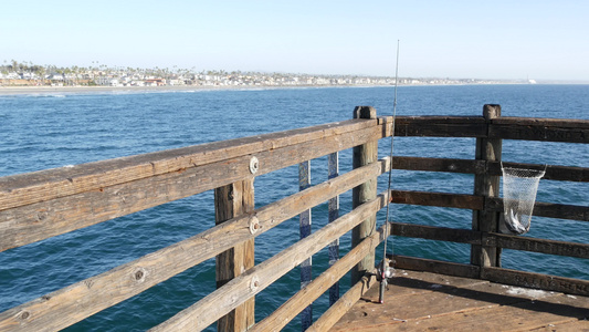 在美国加利福尼亚州码头上垂钓的咸水海洋海洋渔获网篮视频
