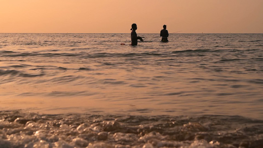在日落时间旋转时鱼夫在运动中抛光脚影传统的亚洲人占领视频