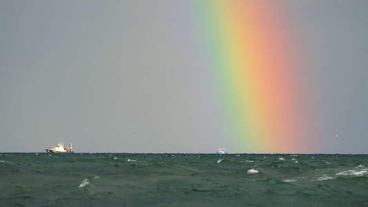 大海之上的彩虹海洋上还有小船在海平线上卡比巴海视频