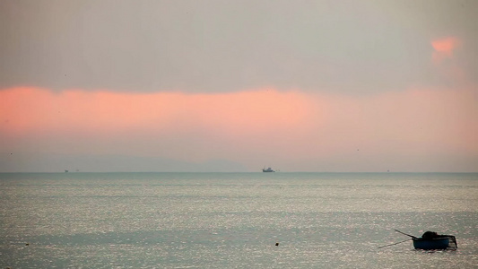 日落时渔船视频