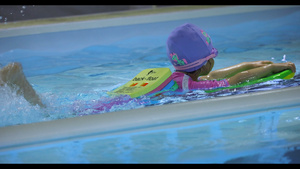 4K游泳池里练习游泳的小女孩53秒视频