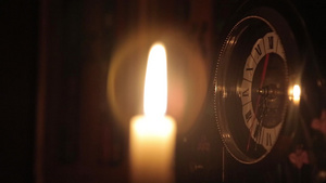 男人在夜间的手照亮时钟的时间7秒视频