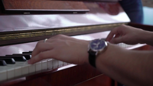 演奏钢琴手拍钢琴的音乐表演者缝合视频