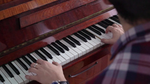 演奏钢琴13秒视频