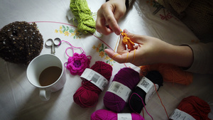 妇女手织多彩的编织14秒视频