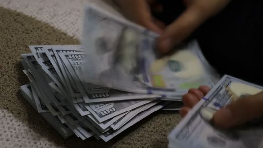 女人在数钱钞票视频