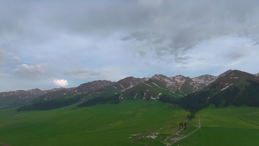 4K航拍新疆伊犁那拉提草原自然风光视频