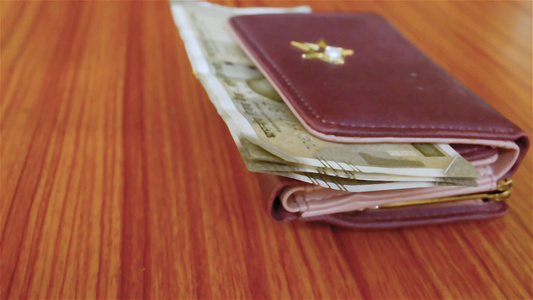 五百500卢比钞票棕色钱包皮包在木制桌子上商业金融视频