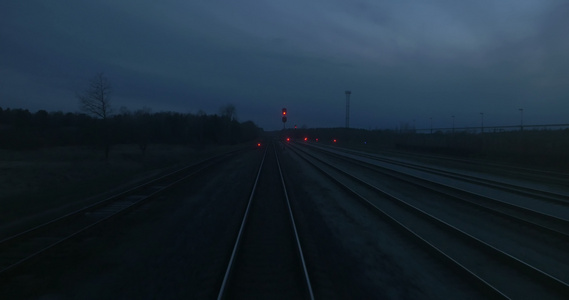 夜间离开铁路视频