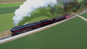 开在田间的蒸汽火车9秒视频