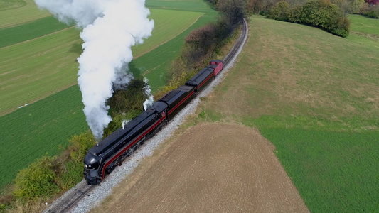 恢复蒸汽机车和客车的空气在火车前面发烟和蒸汽;行驶视频