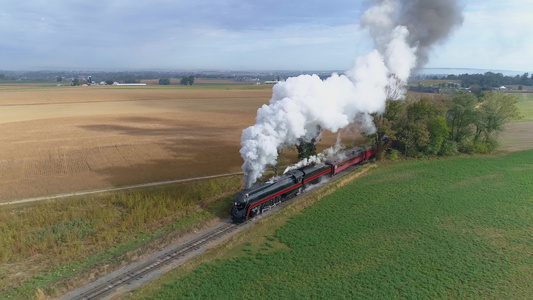 恢复蒸汽机车和客车的空气在火车前面发烟和蒸汽;行驶视频