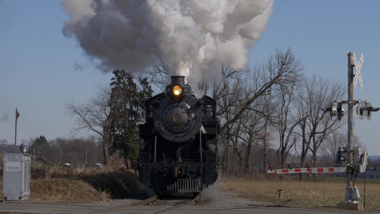 古董恢复了蒸汽发动机和客车用烟气和蒸汽接近视频