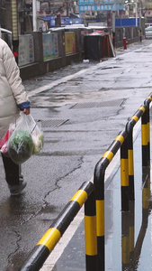 城市冒雪降温拎着塑料袋女性背影环保素材女性素材视频