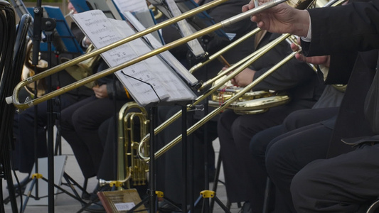 演奏管乐器的乐队街头音乐家用长号演奏音乐户外表演声学视频
