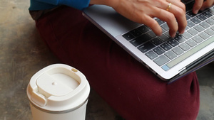 在笔记本电脑和咖啡饮料上提供互联网服务12秒视频
