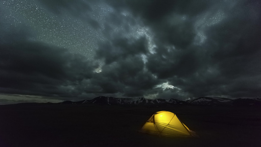 黄色闪光帐篷上移动的乳白色时空夜空中有云视频