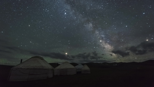 夜晚的星空与乌云相伴而来夜空中有云视频