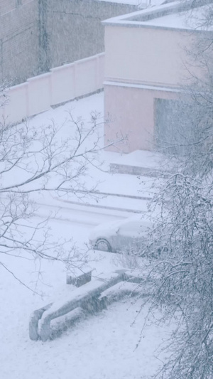 寒冬暴风雪天气城市街道通行汽车小心驾驶8秒视频