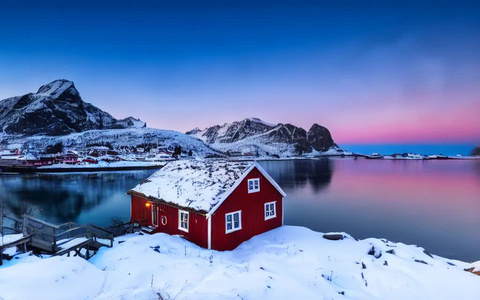 挪威峡湾冬季海边的红房子视频