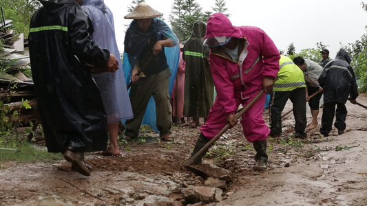 夏季山洪大水冲垮道路村民修路视频