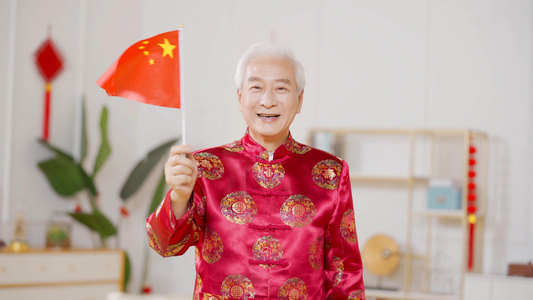 4k穿中国装扮的爷爷挥舞红旗视频