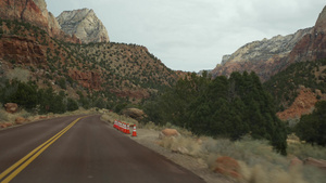 公路旅行在美国犹他州锡安峡谷驾驶汽车16秒视频