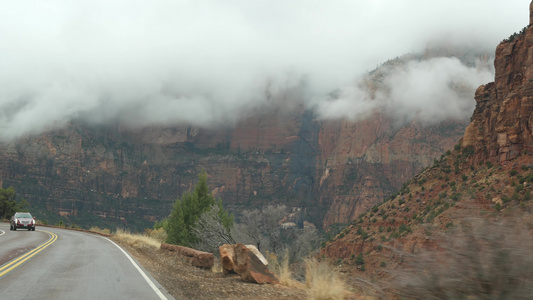 公路旅行在美国犹他州锡安峡谷驾驶汽车在美国搭便车旅行视频