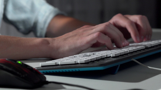 一名在计算机键盘上打字的男子视频