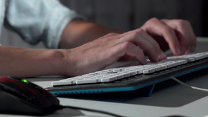 一名在计算机键盘上打字的男子14秒视频