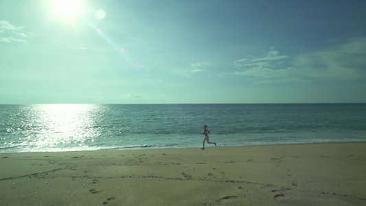 女孩在海边沙滩上奔跑视频