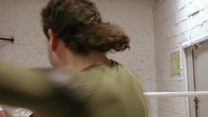 男子在健身房练习拳击7秒视频