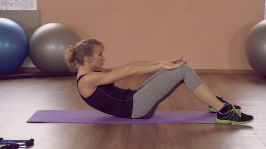 瑜伽锻炼的健身女性视频