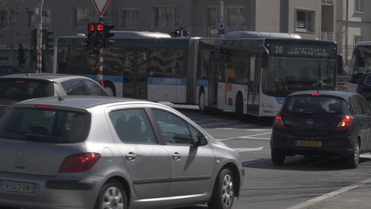 欧洲城市的繁忙街道视频