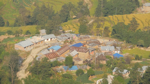 从上面山脚下的小镇从空中俯瞰尼泊尔喜马拉雅山谷绿地10秒视频