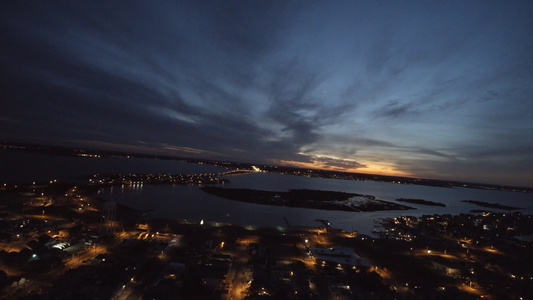 日落全景观光照亮了小村镇的海湾无人驾驶飞机在夜间飞行视频