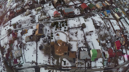 俄罗斯城镇冬季喷射的空中冬拍视频
