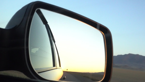 汽车侧面镜子的风景9秒视频