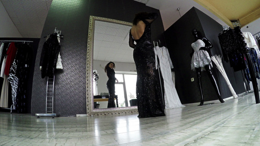 优雅的时装模特在商店试穿优雅的衣服视频