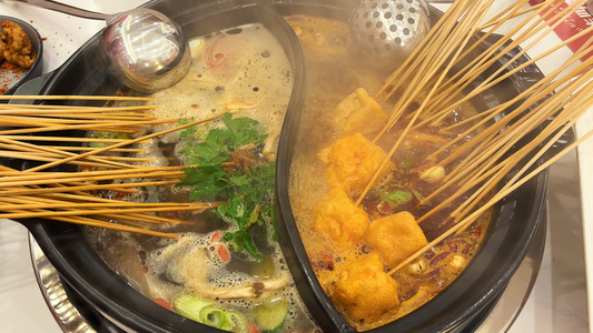 重庆美食中式餐饮鸳鸯锅竹签串串特色小吃4k素材视频