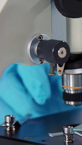 样本玻片放上显微镜观察科技感视频
