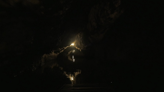 在黑暗的卡斯特洞穴里长着一阵视频