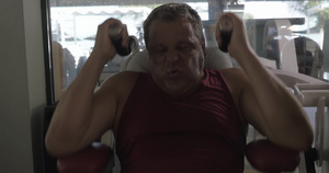 在健身房里长大的男子在上腹部锻炼31秒视频