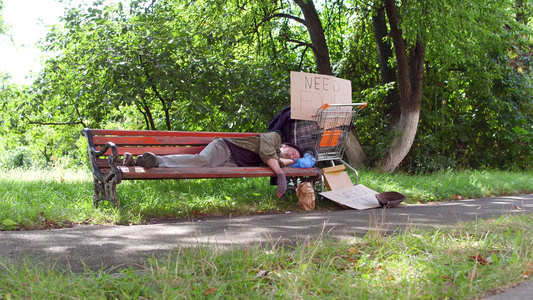 城市公园板凳上流浪老人的景象视频