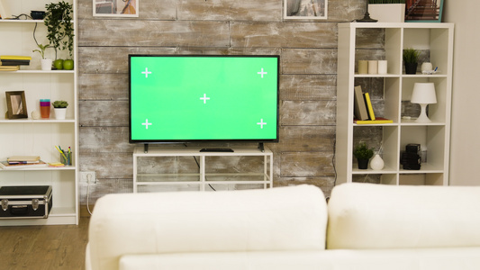 绿色大屏幕电视在一个明亮和光亮的客厅里里面没有人视频