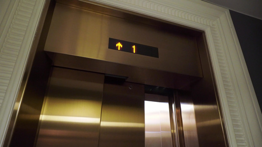 建筑物中的电梯视频